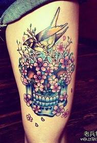 gambe di ragazze bellissimo modello di tatuaggio floreale pop