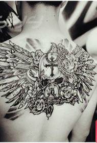 i ragazzi tornano molto cool modello classico del tatuaggio del cranio