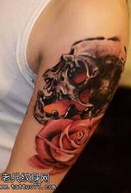 arm rose schedel tattoo patroon