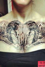 skaistums krūtīs aitas galvas tetovējums tetovējums darbojas