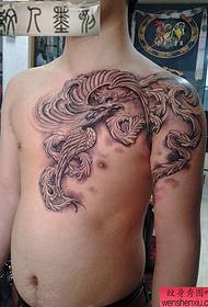 uros rinnassa rintaviileä musta harmaa phoenix-tatuointikuvio