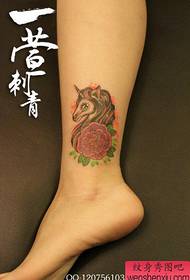 modello di tatuaggio unicorno carino carino alla caviglia della ragazza