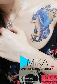 un fermoso patrón de tatuaxe de unicornio para o fermoso cofre das mulleres