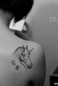 patrón de tatuaje de unicornio de hombro