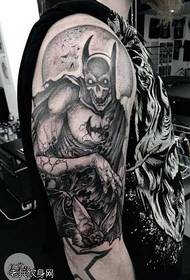 bracciu di mudellu di tatuaggi di craniu Batman