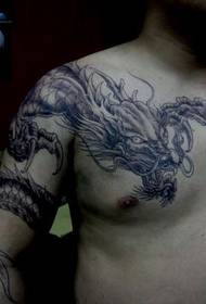 ao rapaz gústalle o patrón de tatuaxe de dragón de chal dominador