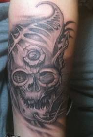 brazo estilo horror calavera tatuaje patrón