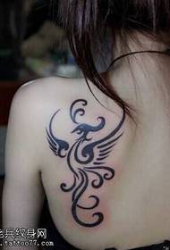 Modello di tatuaggio fenice nera sulla spalla