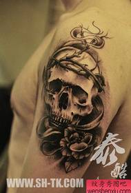 Fermoso popular patrón de tatuaxe de cráneo de brazo