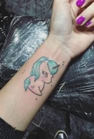 classico modello di tatuaggio unicorno letterario della mitologia occidentale