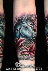 lengan pola tato unicorn cukup populer