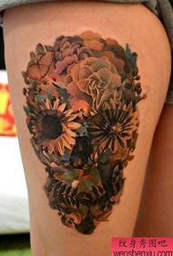 seksi cvjetna tetovaža na bedru