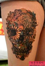 大腿上一幅性感花骷髅纹身作品