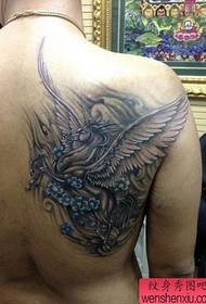 lalaki nga abaga sa likod nga cool popular nga pattern sa tattoo nga unicorn