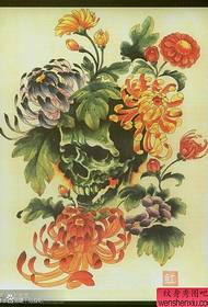 ein schöner populärer Farbschädel mit Chrysanthementätowierungsmuster