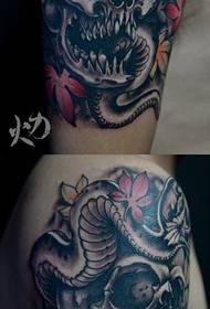 krah popullor modeli i kafkës dhe i bardhë i kafkës dhe tatuazheve të gjarprit