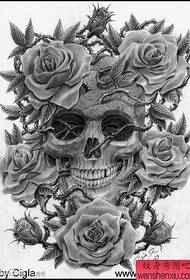 tinh tế mát mẻ một mô hình hình xăm hoa màu đen và whiteskullRose