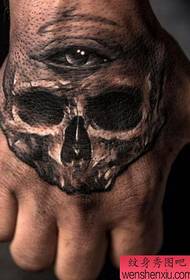 ένα εξατομικευμένο τατουάζ στο πίσω μέρος του χεριού
