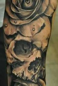arm sort grå roseskalle tatoveringsmønster