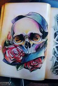 un patrón de tatuaxe de cráneo colorido