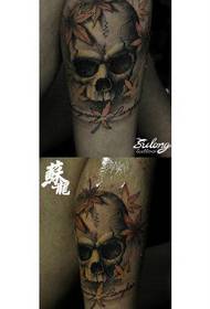 dziewczyny nogi pięknie popularny wzór tatuażu liść klonu czaszki