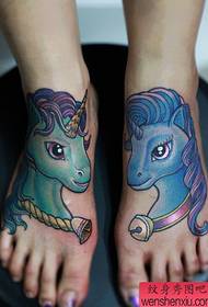 modello del tatuaggio unicorno carino collo del piede ragazza