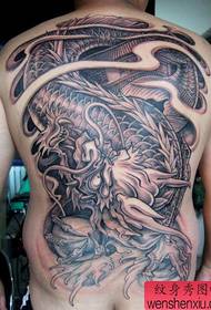modello di tatuaggio calamari schiena piena prepotente generale