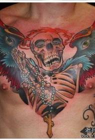 il torace frontale maschile è un fantastico modello di tatuaggio teschio