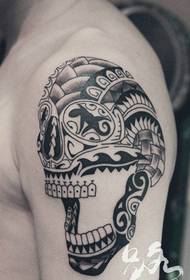 braç Un popular patró de tatuatge de crani totem