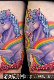 un pezzo di peeling colorato unicorno ali modello tatuaggio arcobaleno