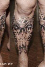 un classico modello di tatuaggio a testa di pecora popolare per gambe maschili