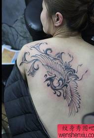isang pattern ng totem phoenix tattoo sa likuran ng batang babae