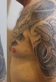 ai ragazzi piace il modello di tatuaggio del drago scialle