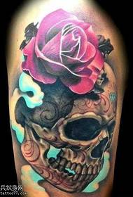 modello di tatuaggio fiore teschio braccio colore
