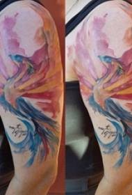 zēni uz rokas uzgleznojuši akvareļa skices radošā feniksa tetovējuma attēlu