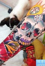 modello di tatuaggio teschio rosa color braccio