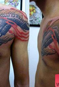 un bel modello di tatuaggio di calamari sopra la spalla