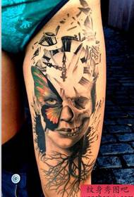 egy népszerű tetoválás tetoválás a combon