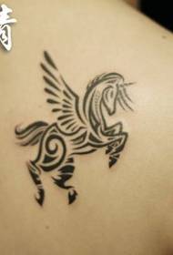 მხრის ტოტემი unicorn tattoo ნიმუში