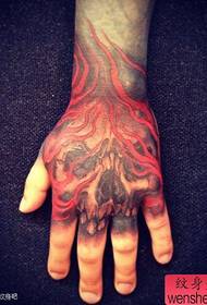 ανδρικό χέρι πίσω κλασικό δημοφιλές μοτίβο τατουάζ φλόγα κρανίο