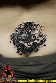 motif de tatouage de dragon dragon nuage rond de couleur d'encre piqué