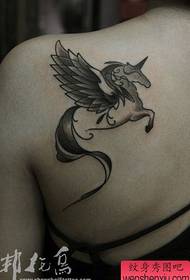 vasikana mafudzi akakurumbira anoyevedza kwazvo unicorn tattoo maitiro