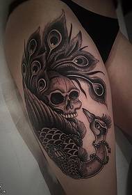 modello di tatuaggio fenice teschio coscia