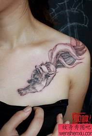 ntxhais hauv siab classic cuaj-tailed fox tattoo qauv