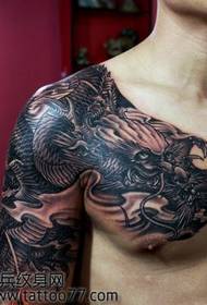 gewilde oorheersende sjaal draak tatoo patroon