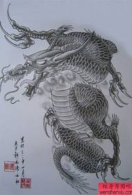 un manoscritto di tatuaggio drago scialle grigio nero prepotente tradizionale