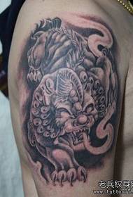 muški krak dominirajući uzorak životinja tetovaža