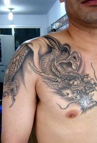 Vynikající hrudní šátek draka přes tetování ramenního draka
