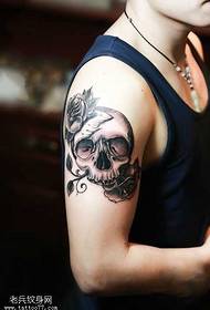 Aarm rose Schädel Tattoo Muster