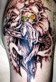La morte ha un disegno del tatuaggio con gli occhi verdi